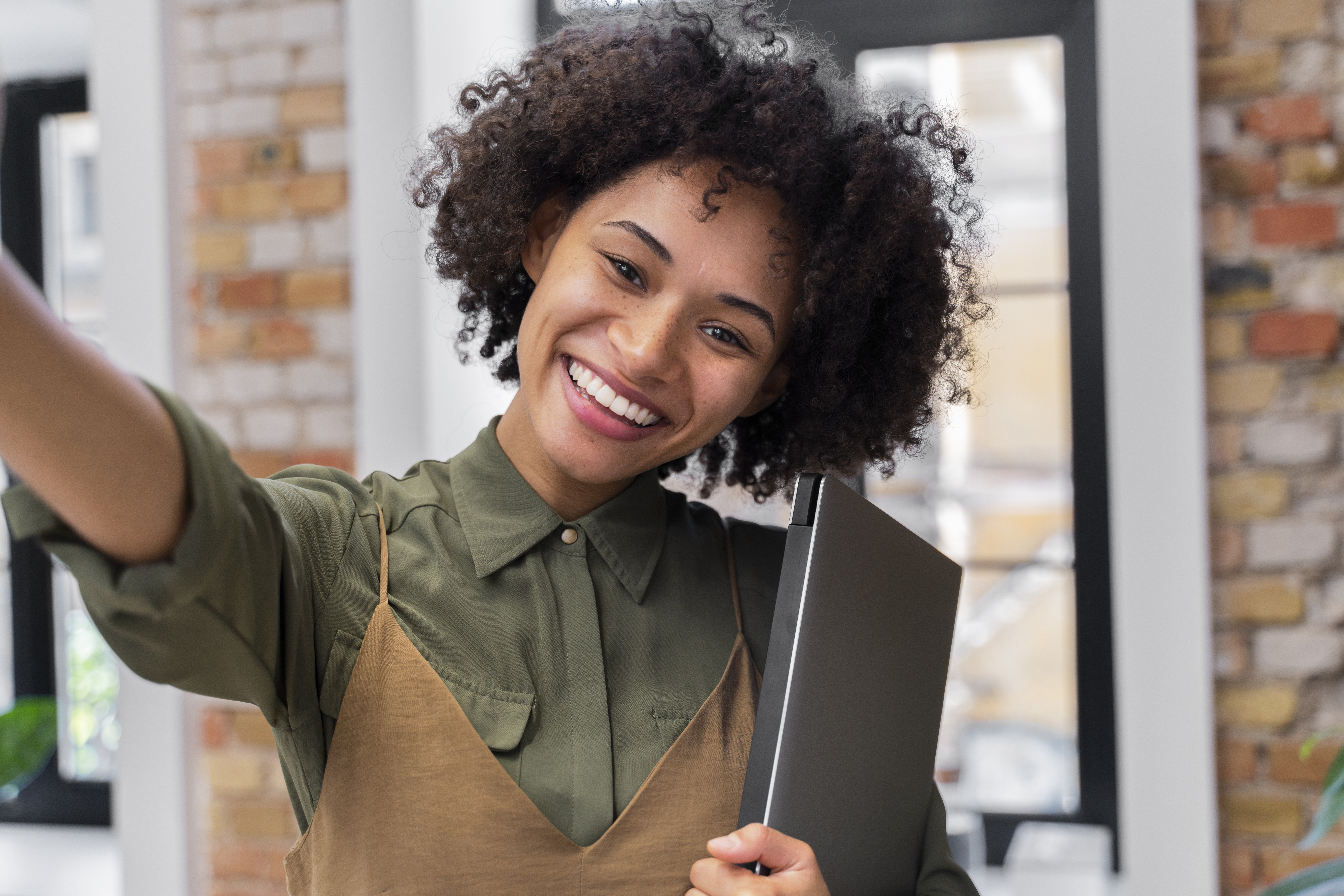 Empreendedora satisfeita com maquininha Granpag